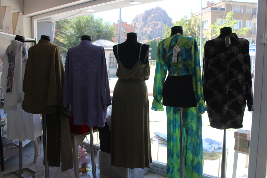 AFYON'DA GELİNLERİN İLK TERCİHİ "LİLA EXCLUSIVE GİYİM" OLDU