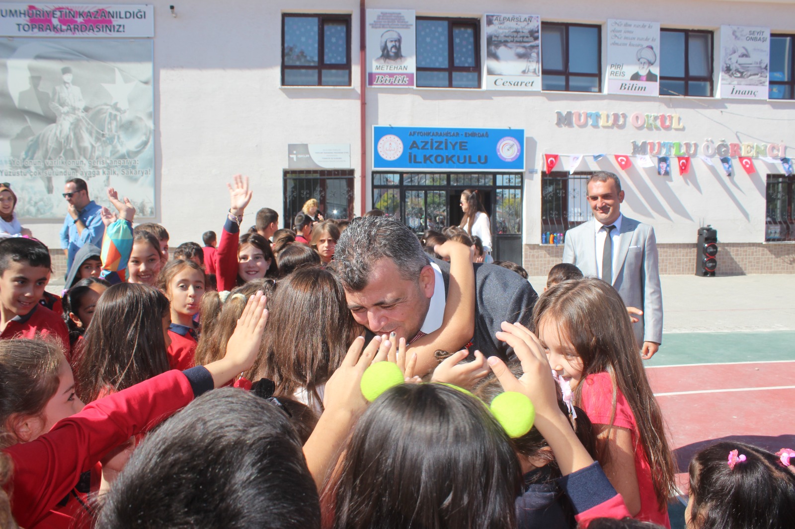 KOYUNCU, ÖĞRENCİLERİN HEYECANINA ORTAK OLDU