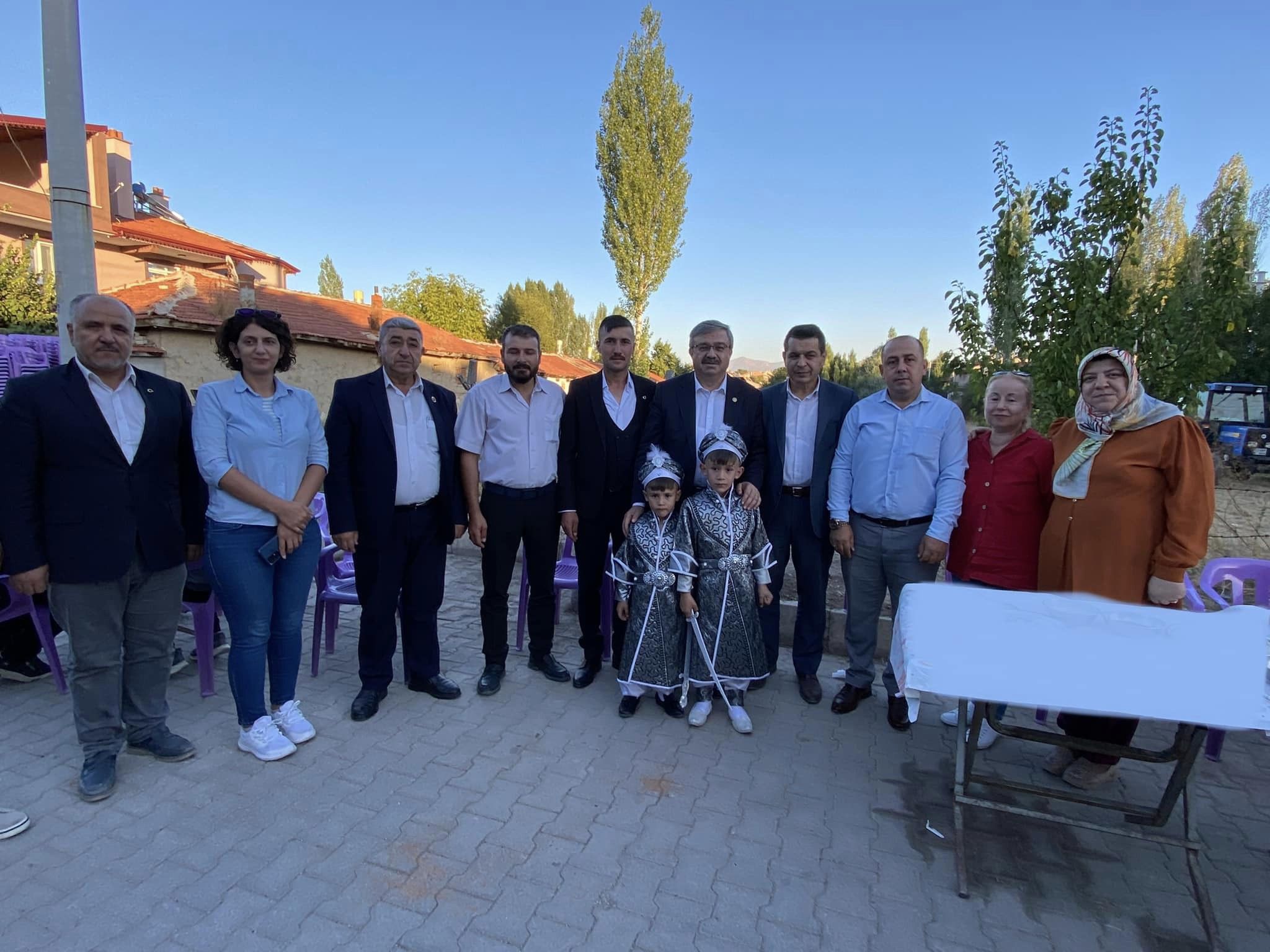 YURDUNUSEVEN GENÇLİK KOLLARI BAŞKANI'NIN MUTLU GÜNÜNDE YALNIZ BIRAKMADI