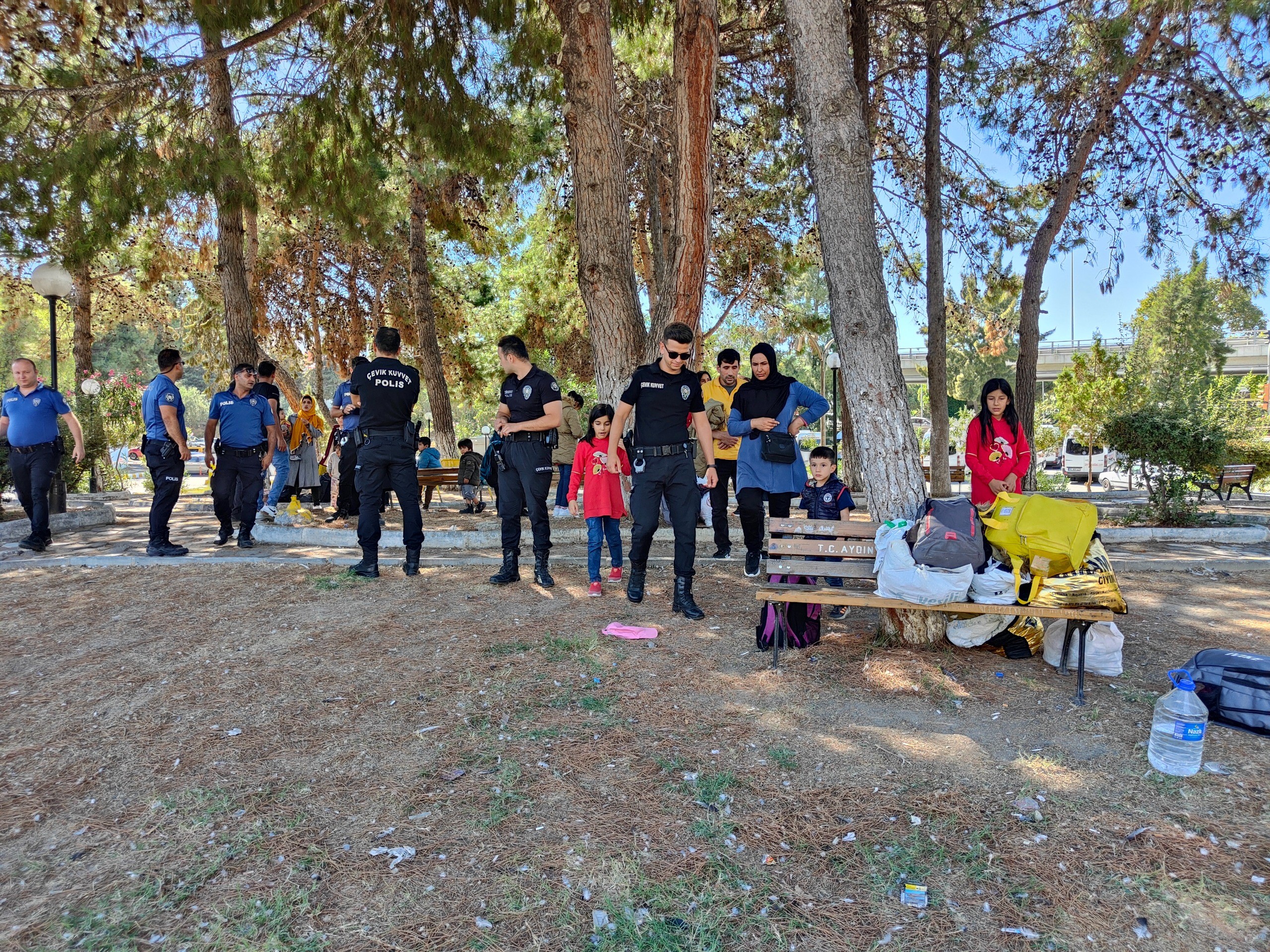 DÜZENSİZ GÖÇMENLERİN CEVABI POLİSİ BİLE ŞAŞIRTTI