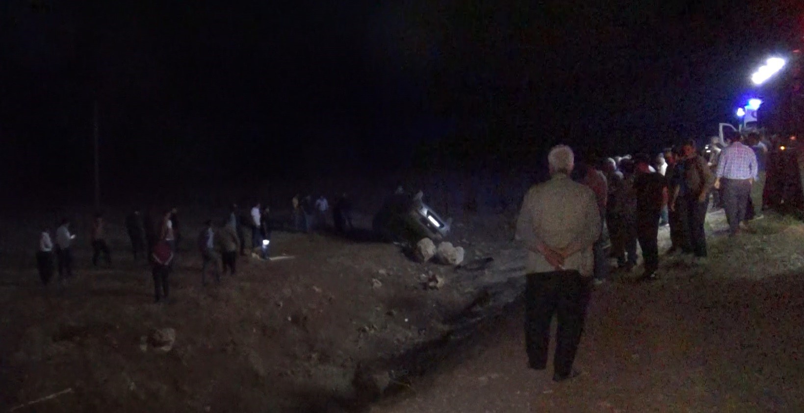 EŞİNİ HASTANEYE GÖTÜRÜRKEN KAZA YAPTI