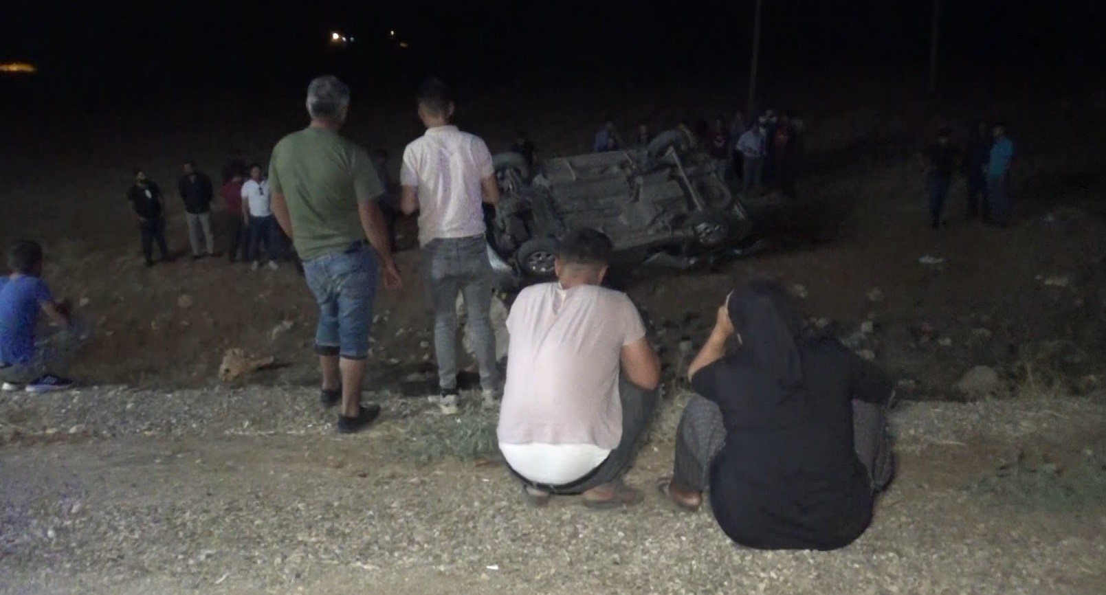 EŞİNİ HASTANEYE GÖTÜRÜRKEN KAZA YAPTI