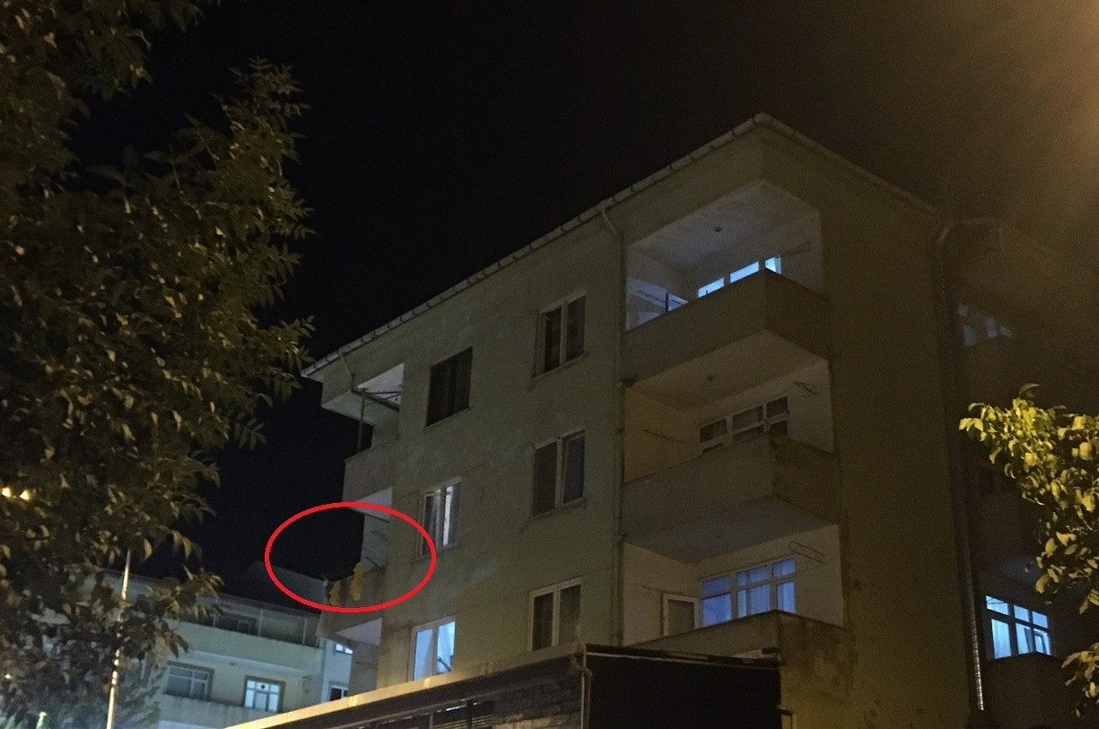 ELİNDE BIÇAKLA EŞİNİ VE 2 YAŞINDAKİ ÇOCUĞUNU ESİR ALDI
