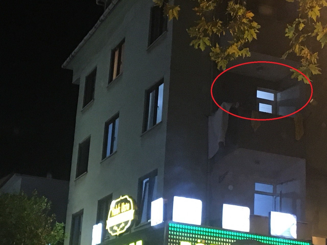 ELİNDE BIÇAKLA EŞİNİ VE 2 YAŞINDAKİ ÇOCUĞUNU ESİR ALDI