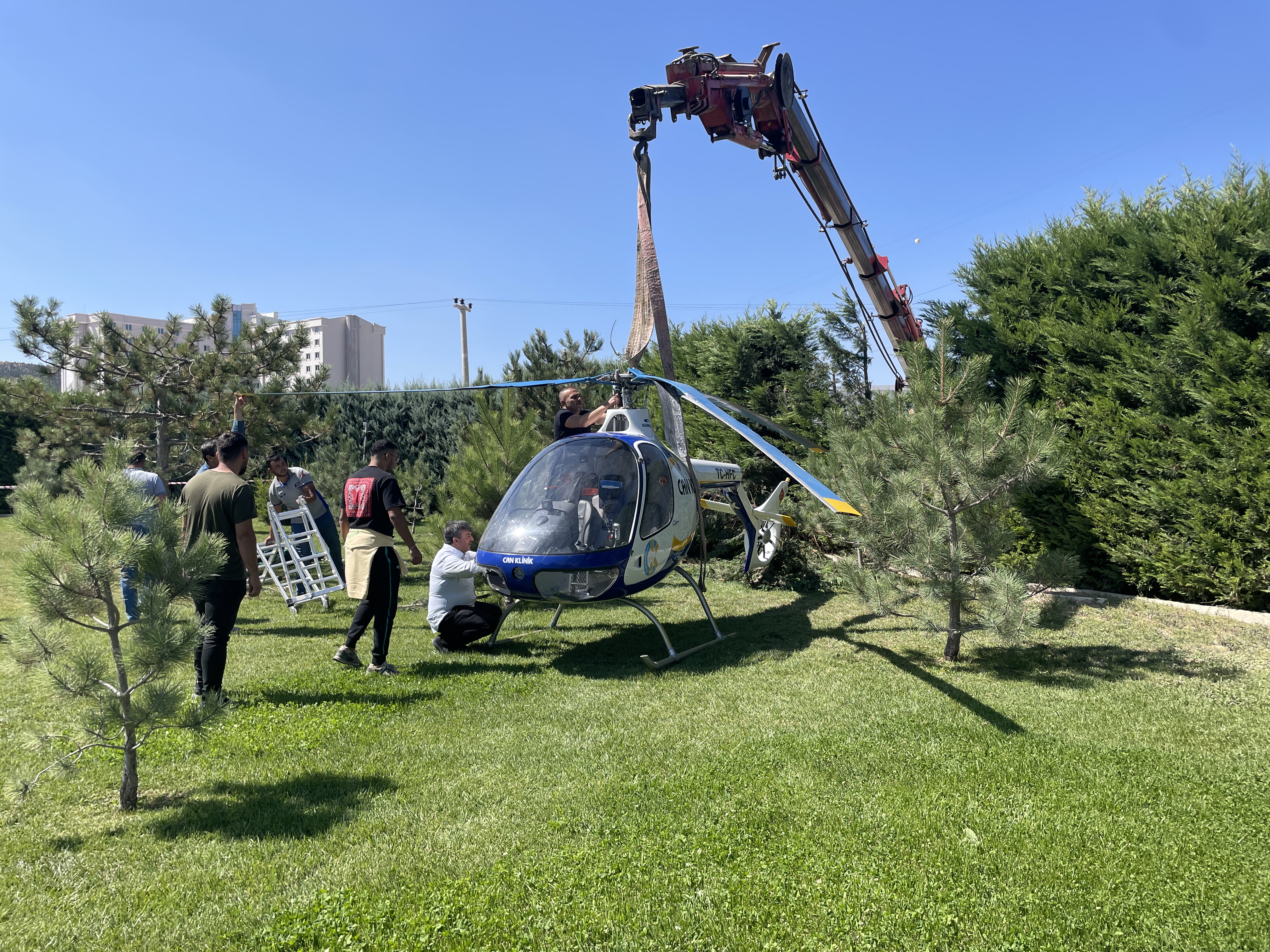 AFYON’DA DÜŞEN HELİKOPTER KALDIRILDI