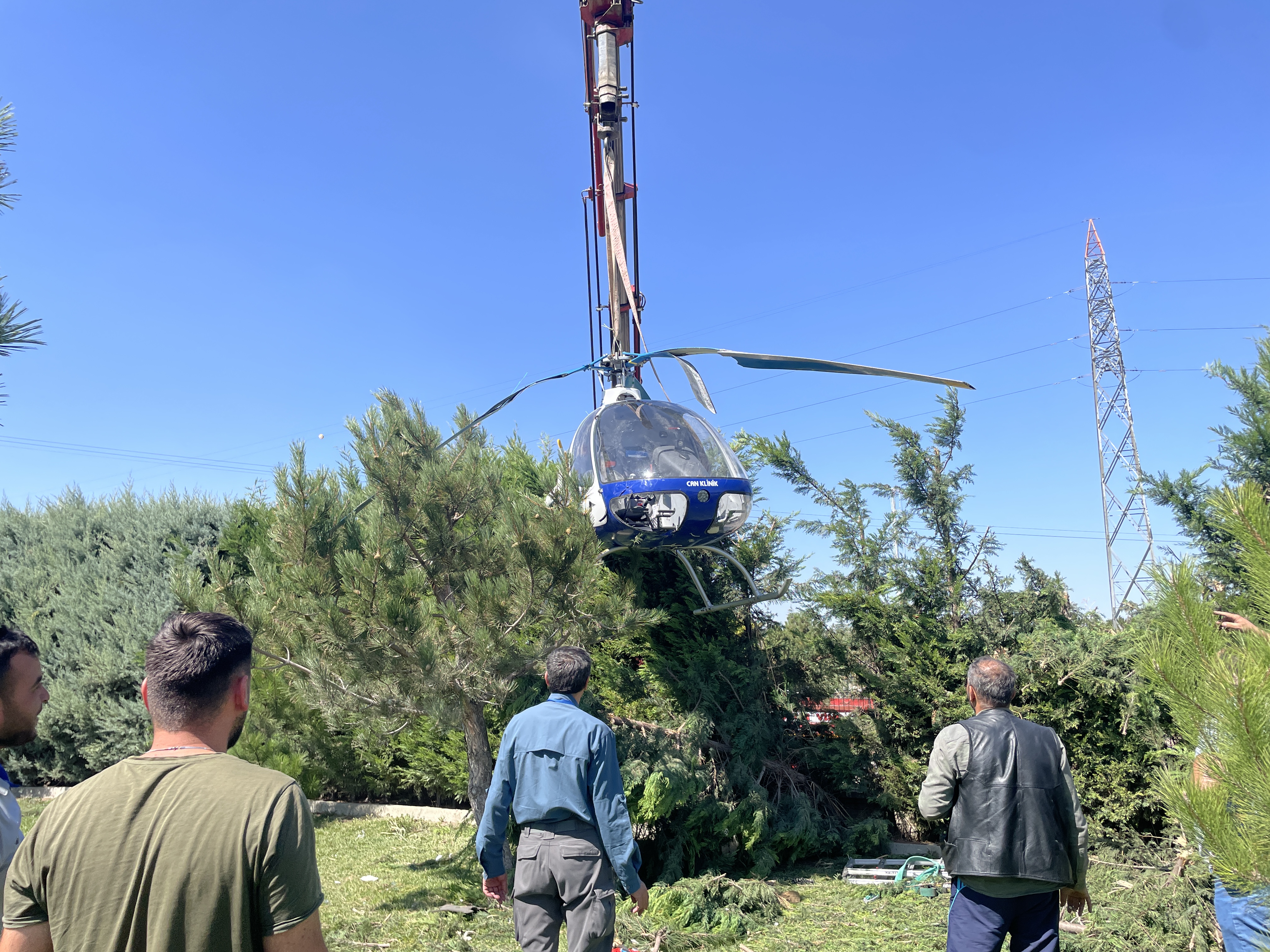 AFYON’DA DÜŞEN HELİKOPTER KALDIRILDI