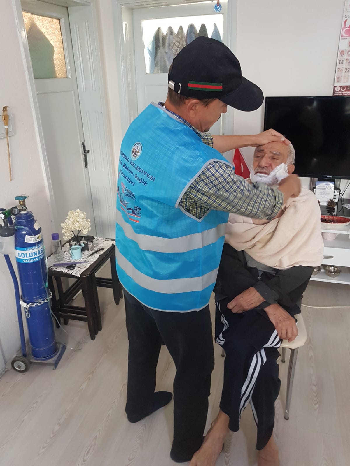 EMİRDAĞ BELEDİYESİ EVDE BAKIM HİZMETLERİYLE GÖNÜLLERE DOKUNMAYA DEVAM EDİYOR