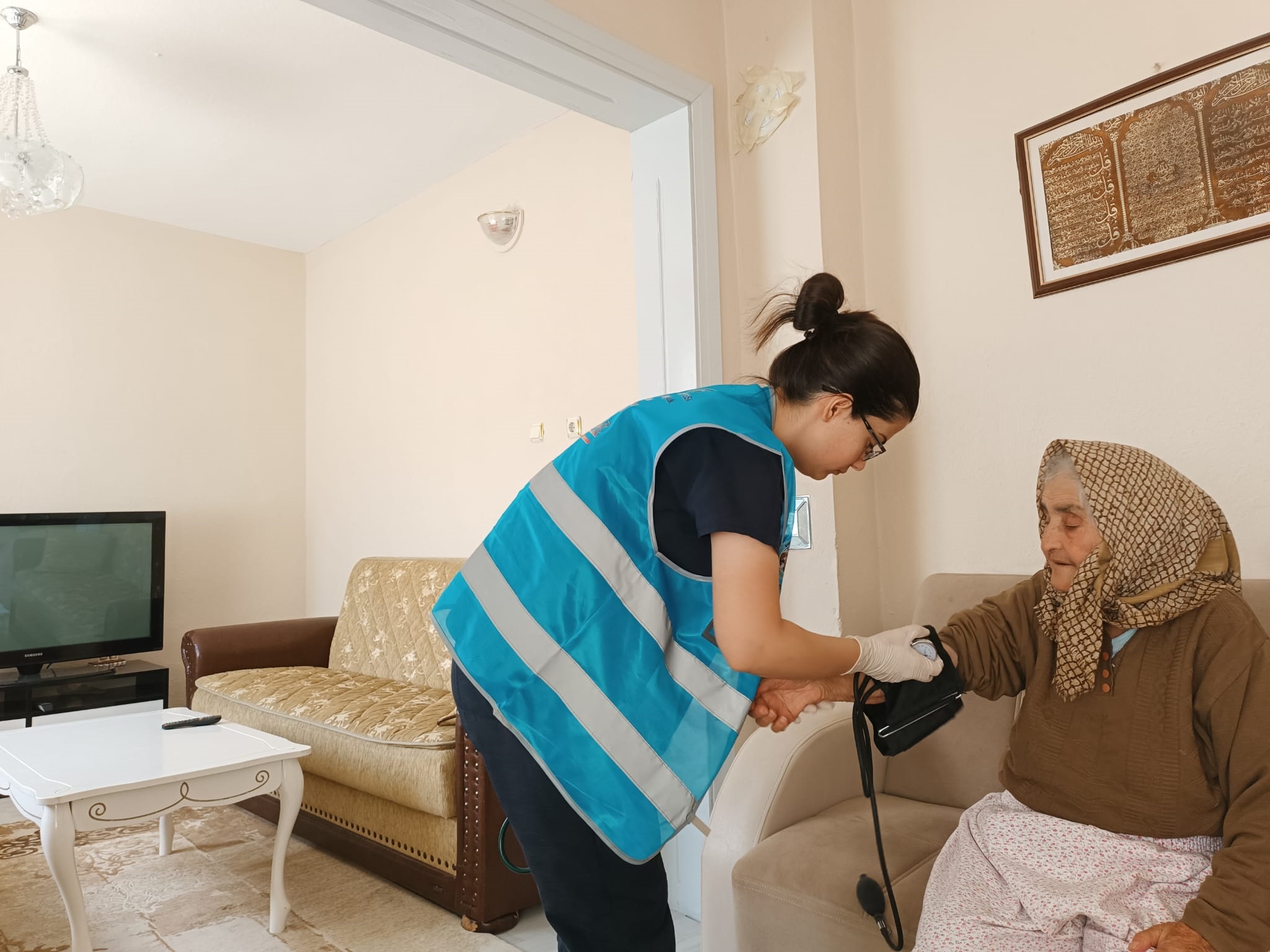EMİRDAĞ BELEDİYESİ EVDE BAKIM HİZMETLERİYLE GÖNÜLLERE DOKUNMAYA DEVAM EDİYOR