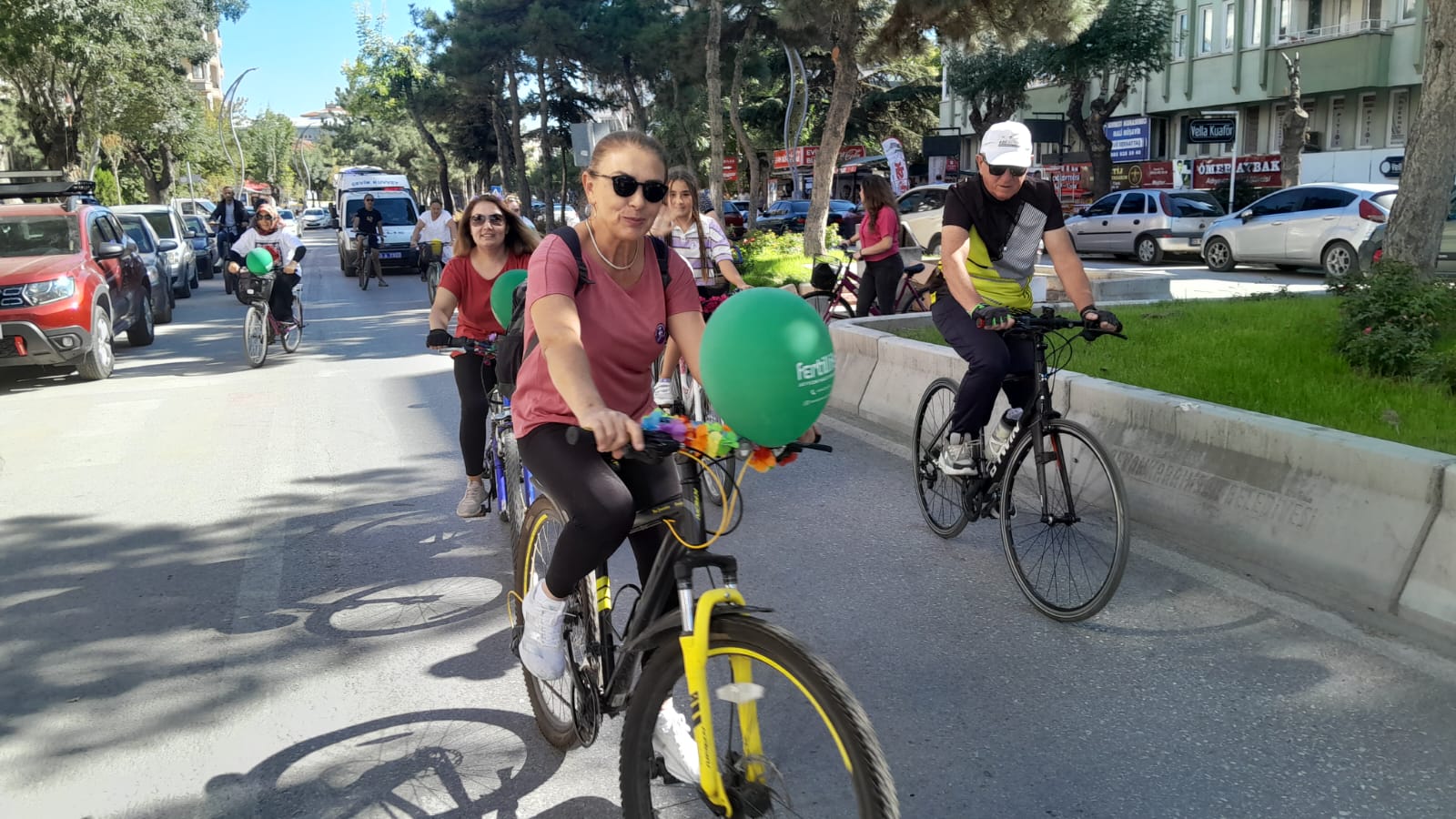 SÜSLÜ KADINLAR PEDAL ÇEVİRDİ