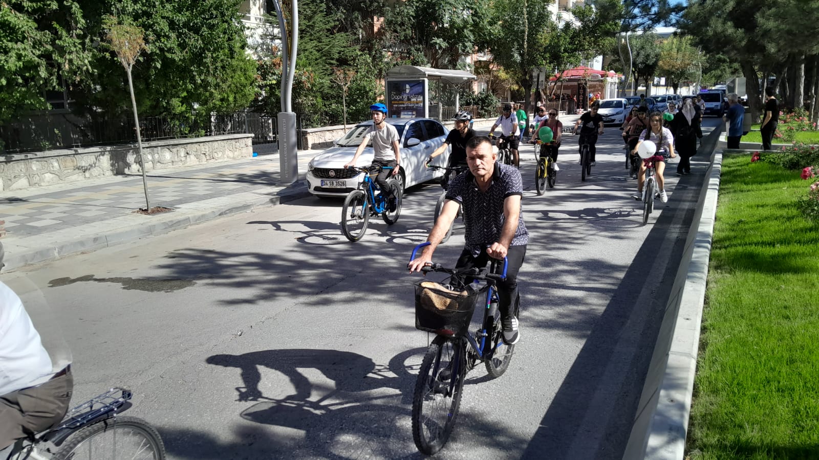 SÜSLÜ KADINLAR PEDAL ÇEVİRDİ
