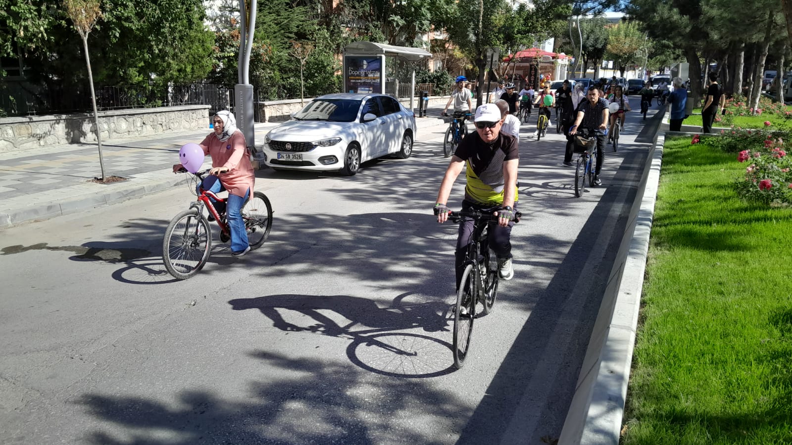 SÜSLÜ KADINLAR PEDAL ÇEVİRDİ