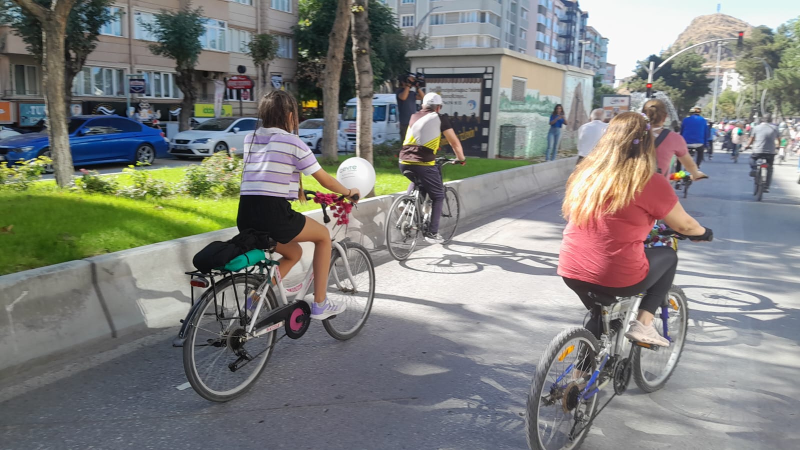 SÜSLÜ KADINLAR PEDAL ÇEVİRDİ