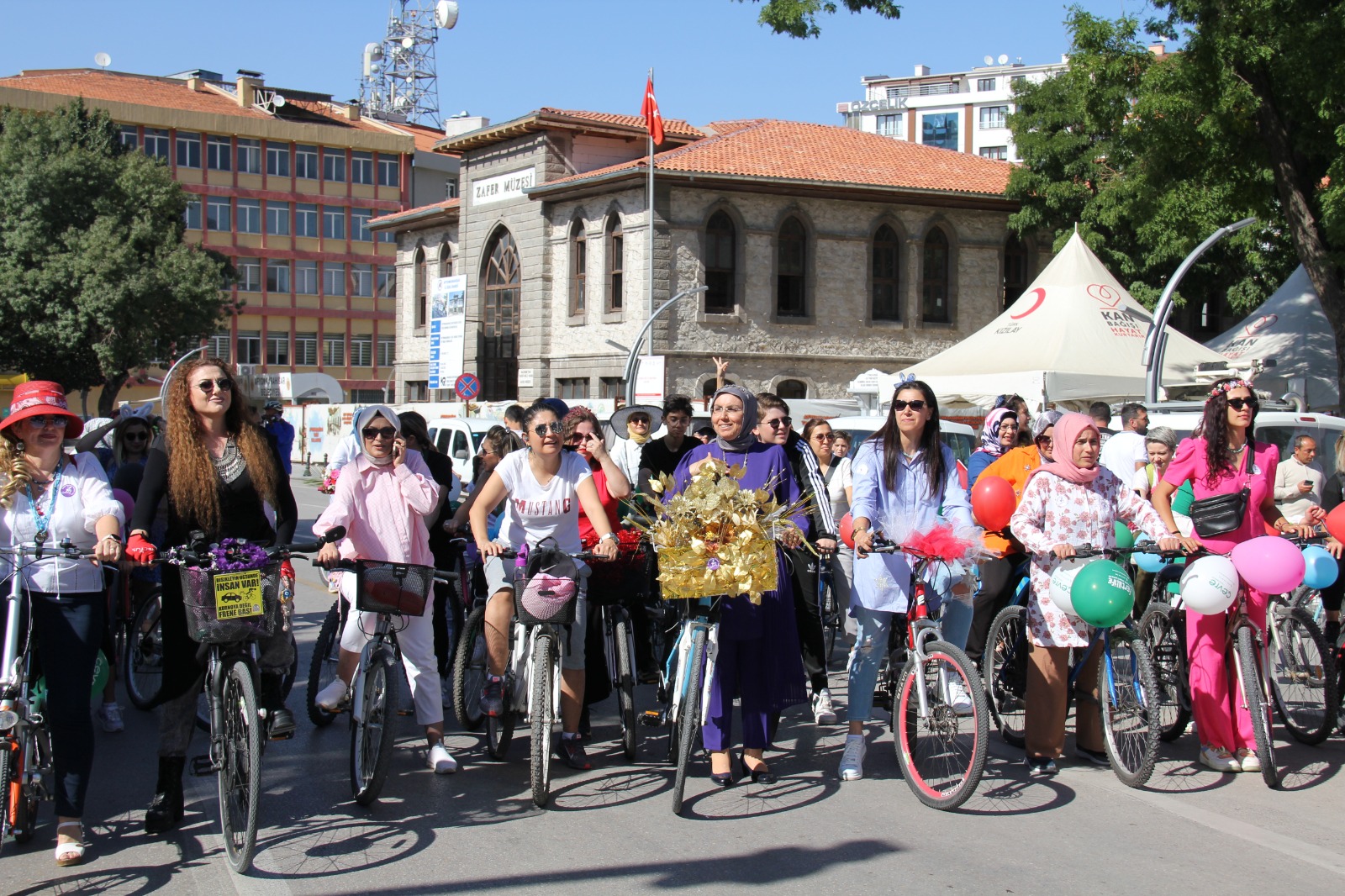 SÜSLÜ KADINLAR PEDAL ÇEVİRDİ