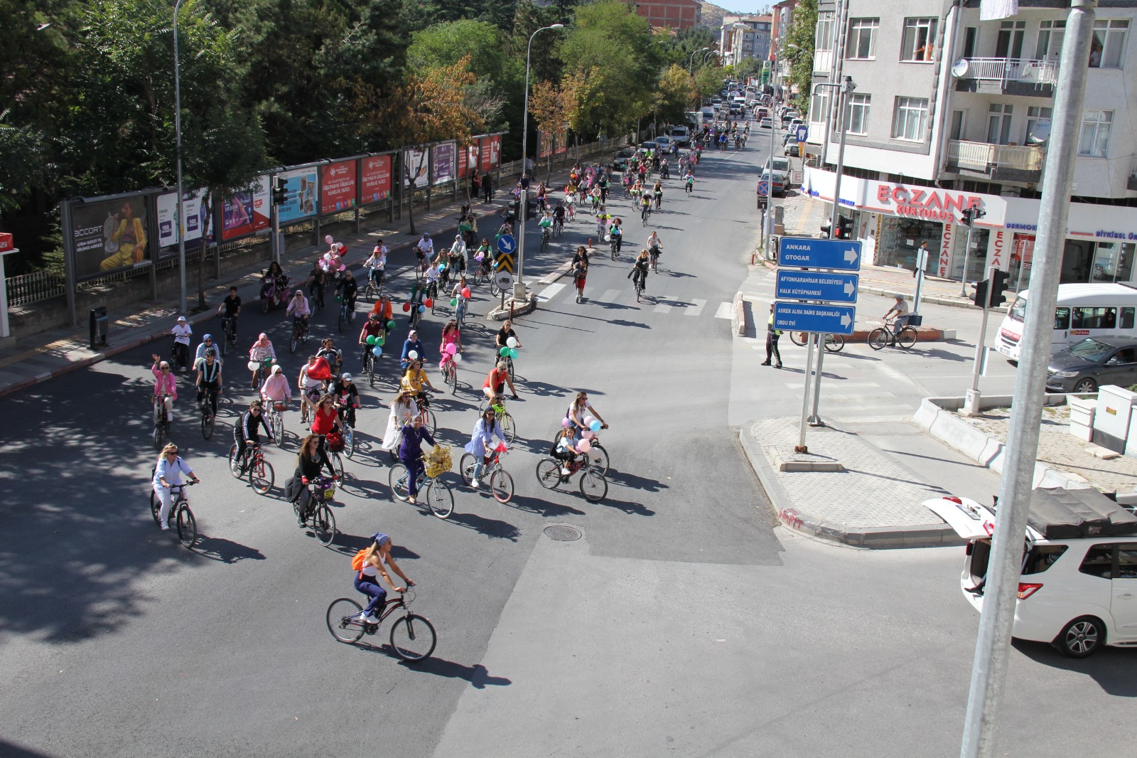 SÜSLÜ KADINLAR PEDAL ÇEVİRDİ