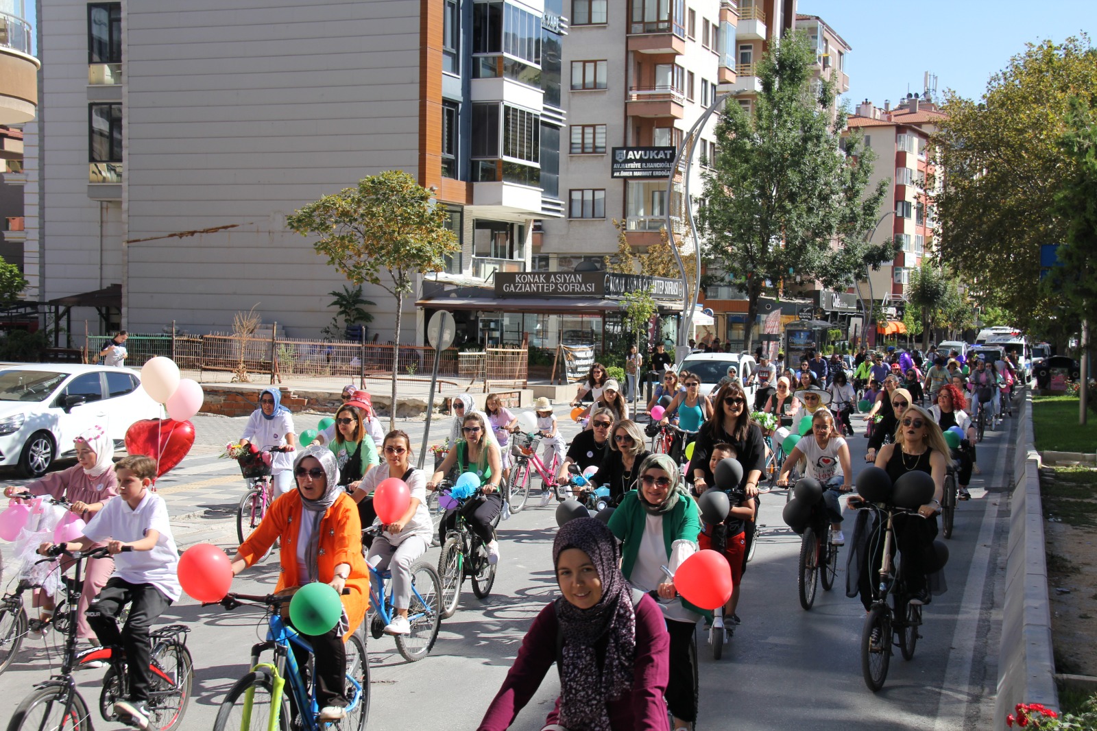 SÜSLÜ KADINLAR PEDAL ÇEVİRDİ