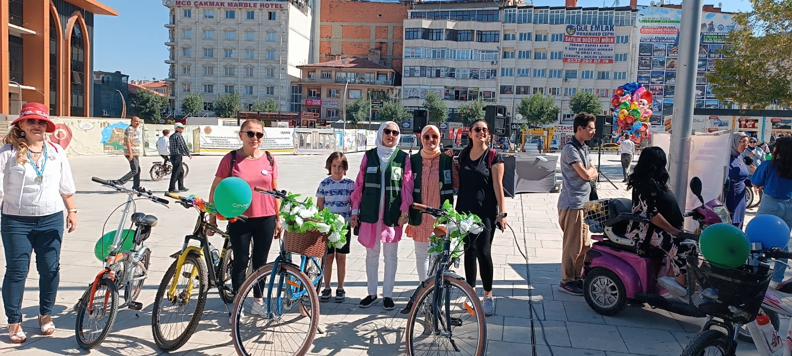 SÜSLÜ KADINLAR PEDAL ÇEVİRDİ