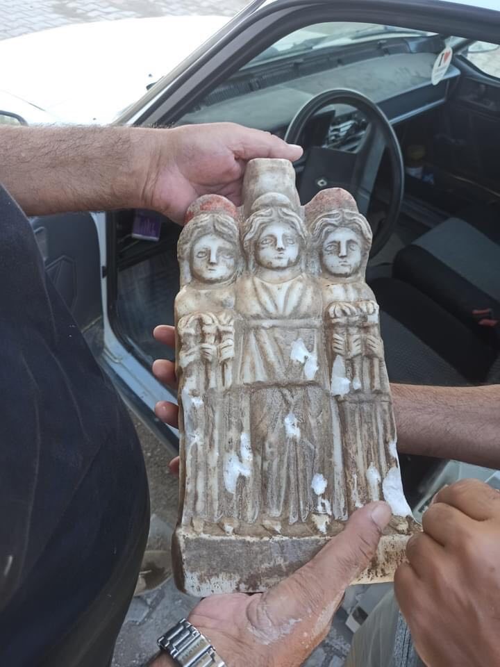 MEZAR KAZISINDA ROMA DÖNEMİNE AİT ‘ÜÇ GÜZELLER’ HEYKELİ BULUNDU