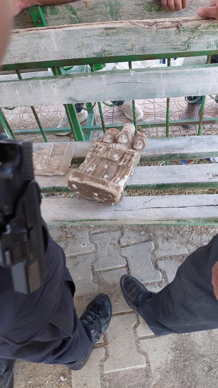 MEZAR KAZISINDA ROMA DÖNEMİNE AİT ‘ÜÇ GÜZELLER’ HEYKELİ BULUNDU