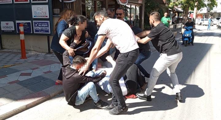 AFYON'DA SOKAK SAVAŞ ALANINA DÖNDÜ