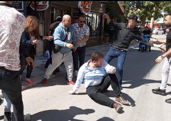 AFYON'DA SOKAK SAVAŞ ALANINA DÖNDÜ