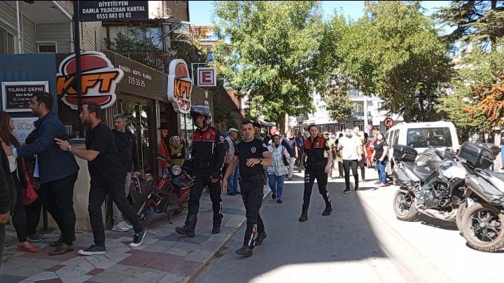 AFYON'DA SOKAK SAVAŞ ALANINA DÖNDÜ