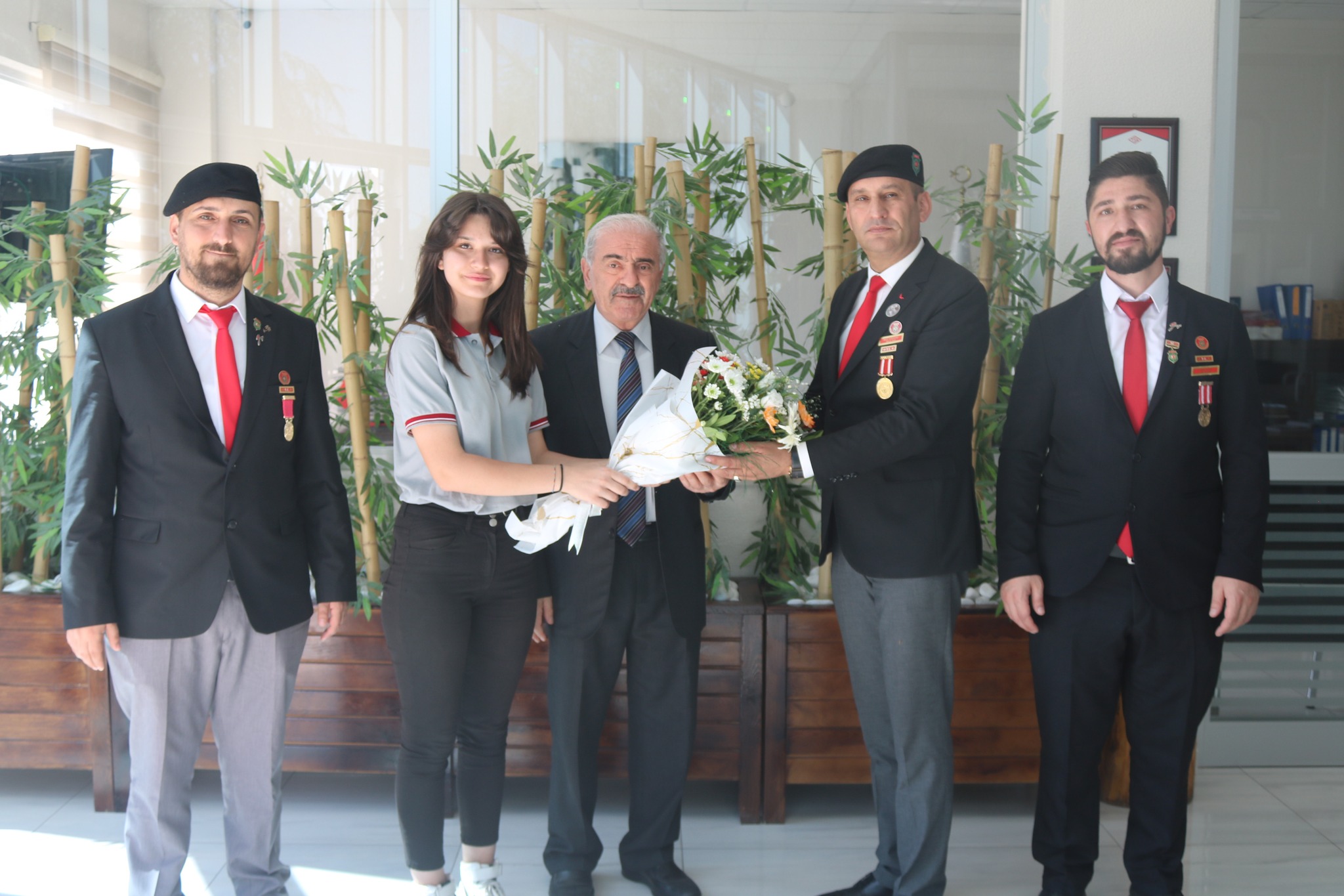 GAZİLER HAFTASI NEDENİYLE İSMAİL KUMARTAŞLI ÖĞRENCİLERLE BULUŞTU