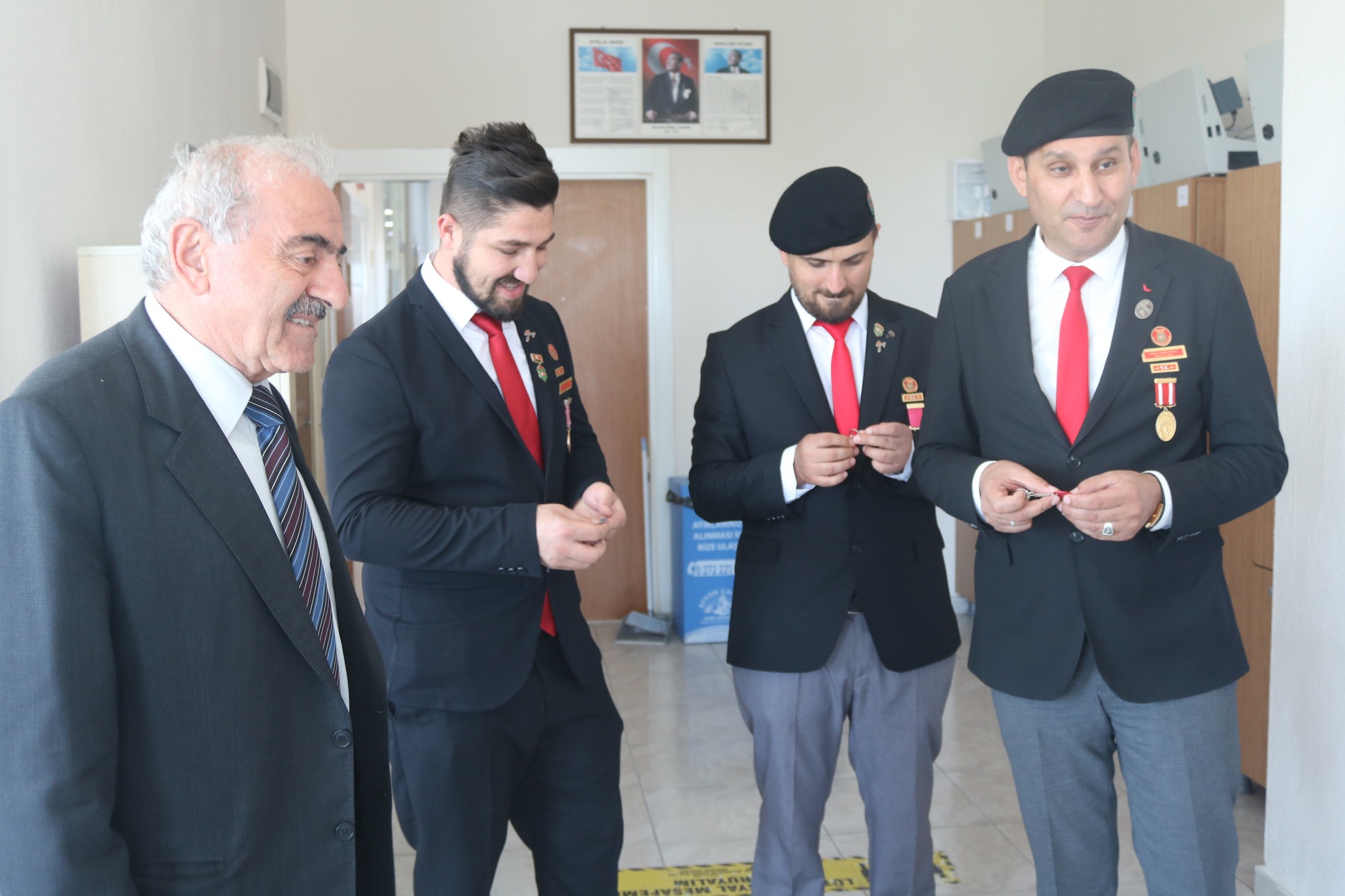 GAZİLER HAFTASI NEDENİYLE İSMAİL KUMARTAŞLI ÖĞRENCİLERLE BULUŞTU