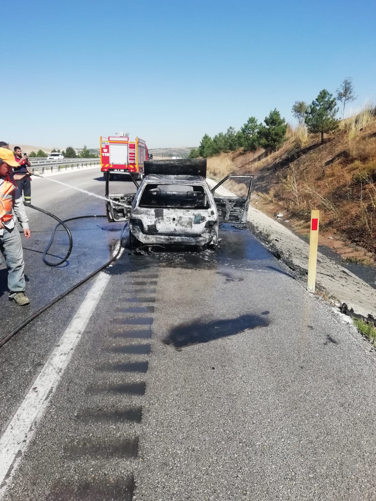 DİNAR'DA SEYİR HALİNDEKİ OTOMOBİL ALEV ALDI
