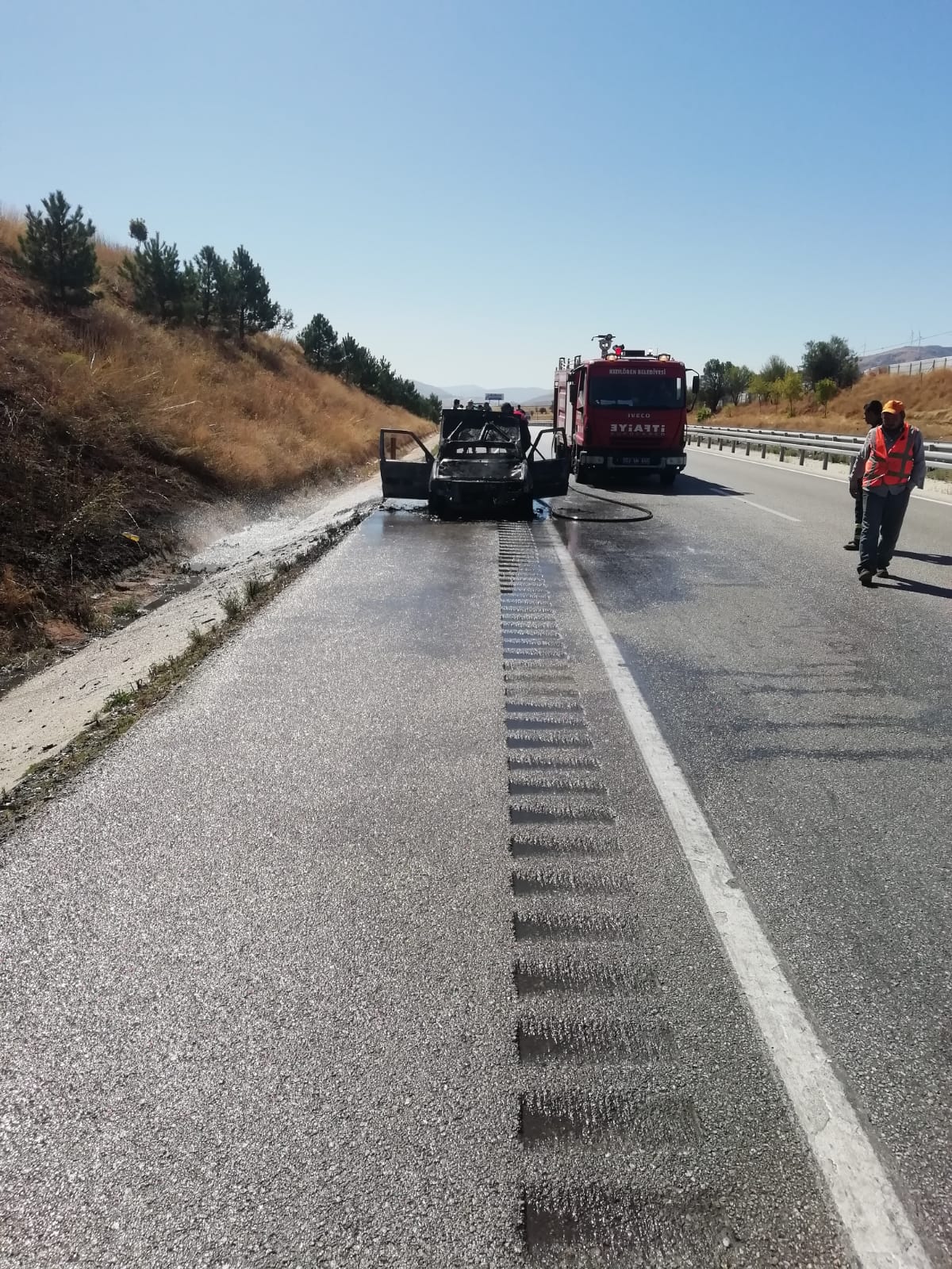 DİNAR'DA SEYİR HALİNDEKİ OTOMOBİL ALEV ALDI