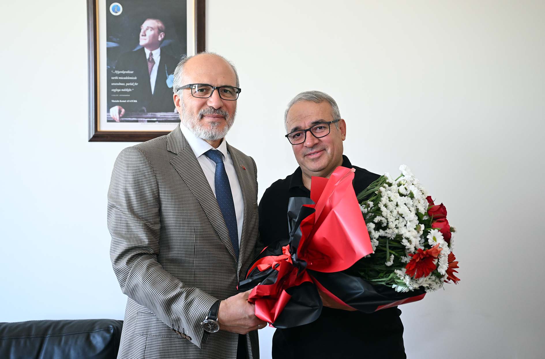 AKÜ FEN BİLİMLERİ ENSTİTÜSÜNDE BAYRAK DEĞİŞİMİ