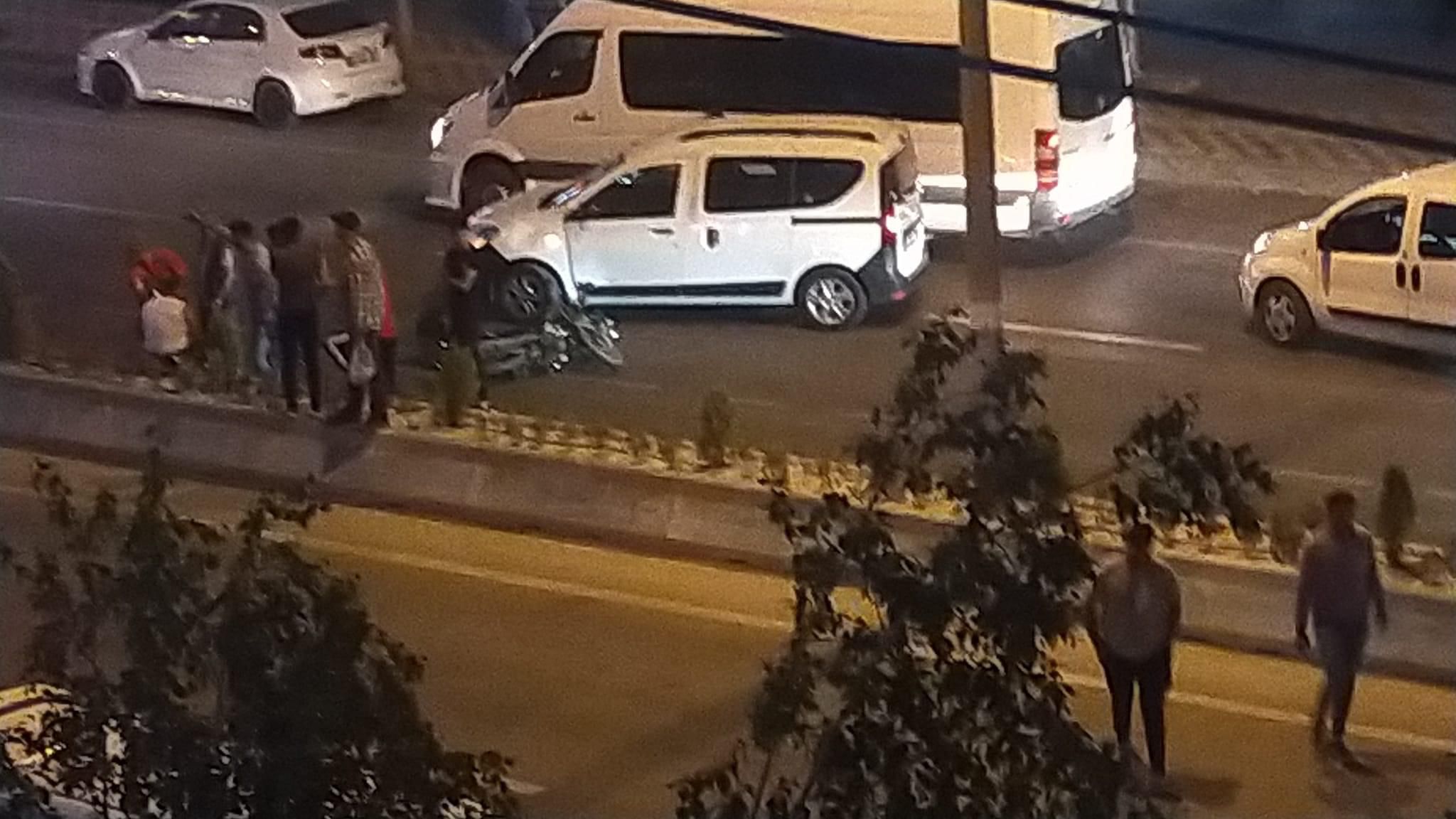 TİCARİ ARAÇ MOTOSİKLETE ÇARPTI