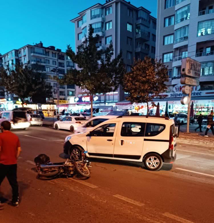 TİCARİ ARAÇ MOTOSİKLETE ÇARPTI
