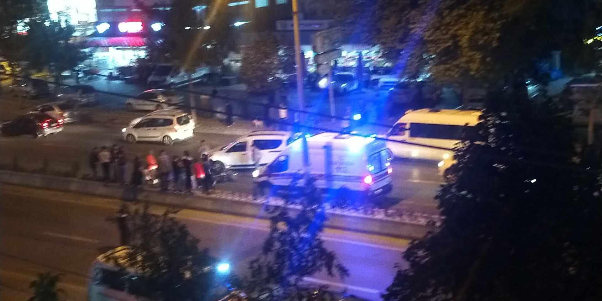 TİCARİ ARAÇ MOTOSİKLETE ÇARPTI