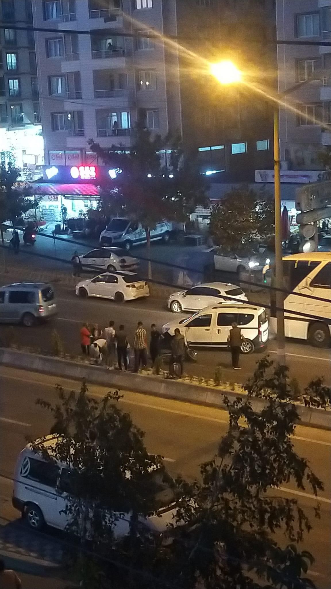 TİCARİ ARAÇ MOTOSİKLETE ÇARPTI