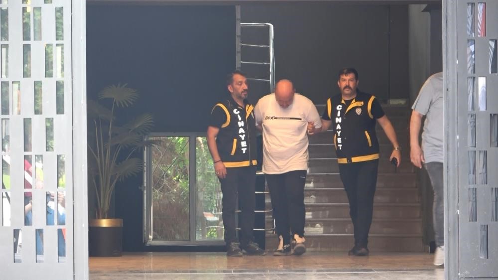 ÖLDÜRÜLMEKTEN KORKTUĞU İÇİN PATRONUNU ÖLDÜRDÜ