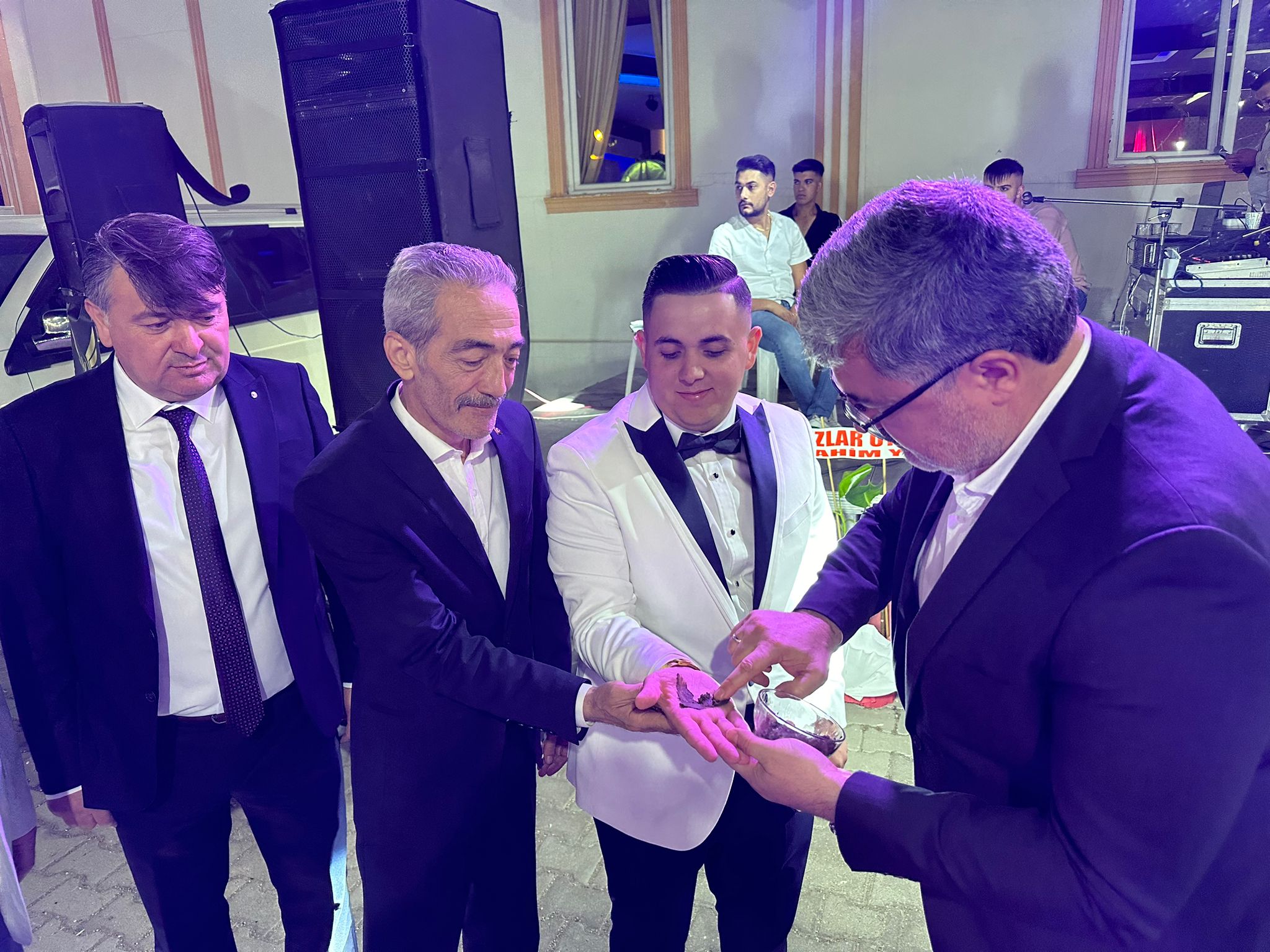 ÖZKAYA MUTLULUĞA VE ACIYA ORTAK OLDU