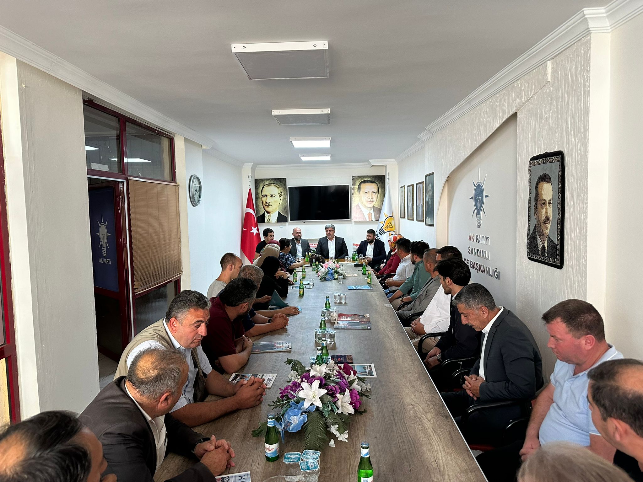 ÖZKAYA MUTLULUĞA VE ACIYA ORTAK OLDU