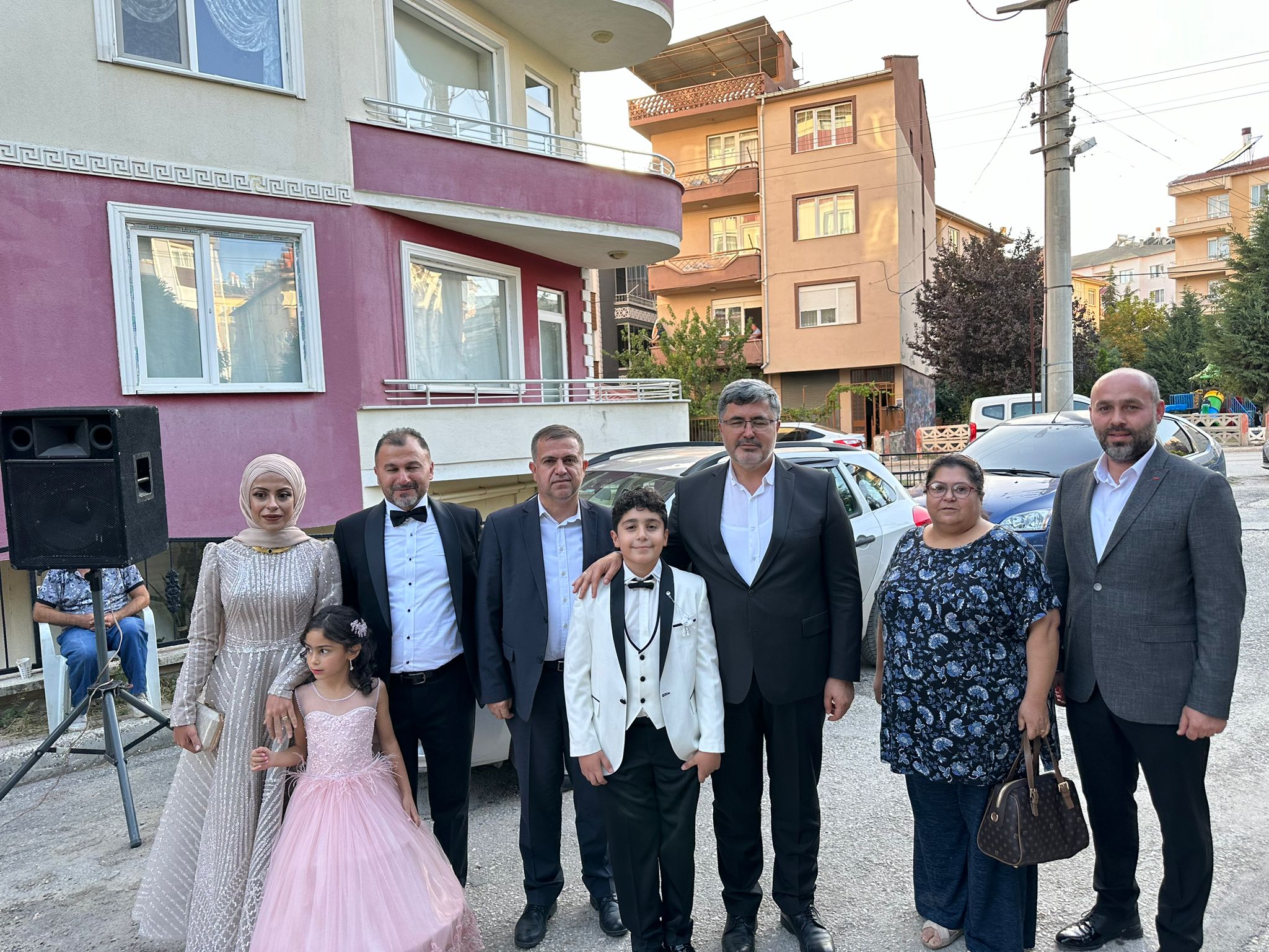 ÖZKAYA MUTLULUĞA VE ACIYA ORTAK OLDU