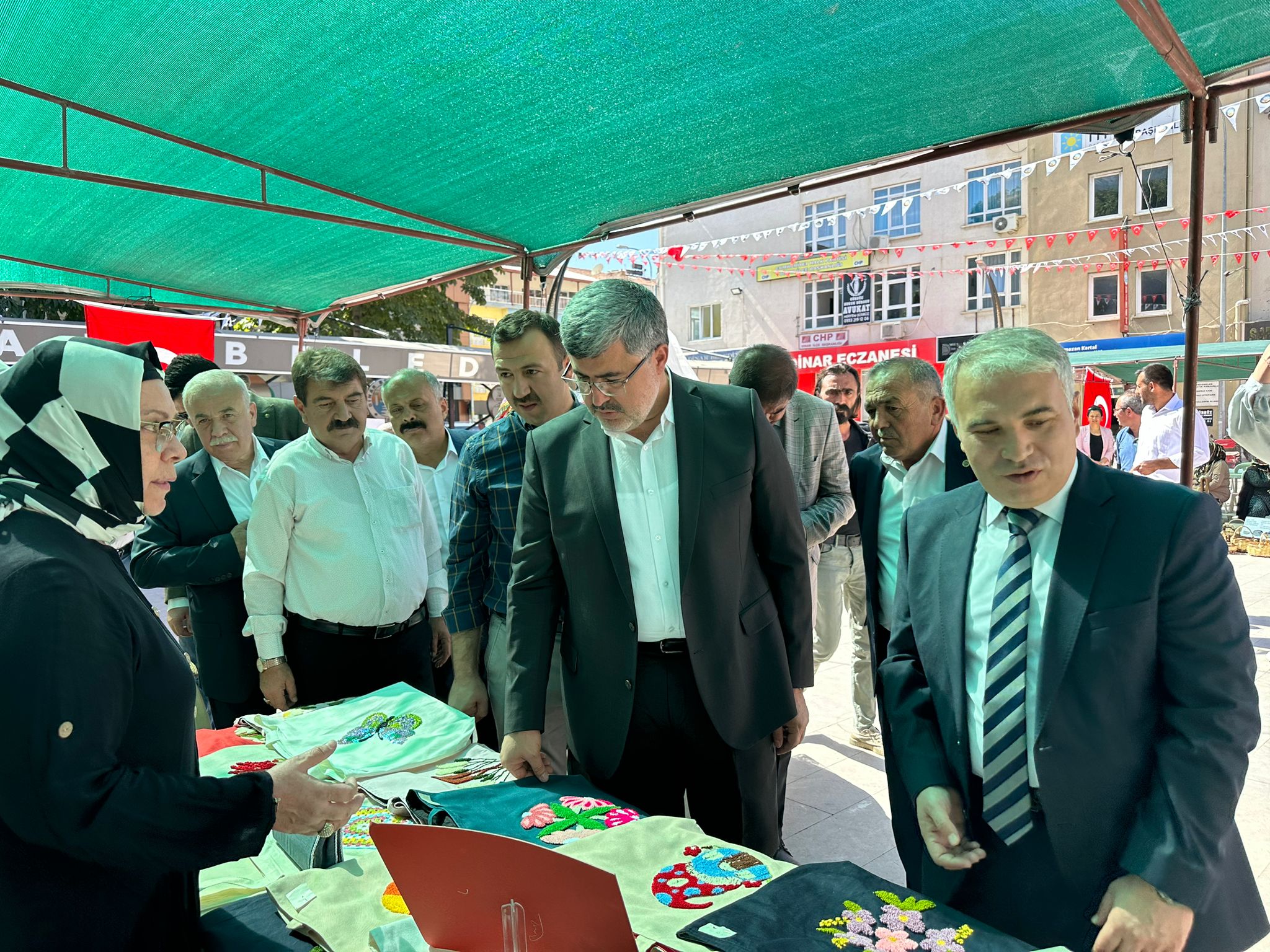 ÖZKAYA MUTLULUĞA VE ACIYA ORTAK OLDU