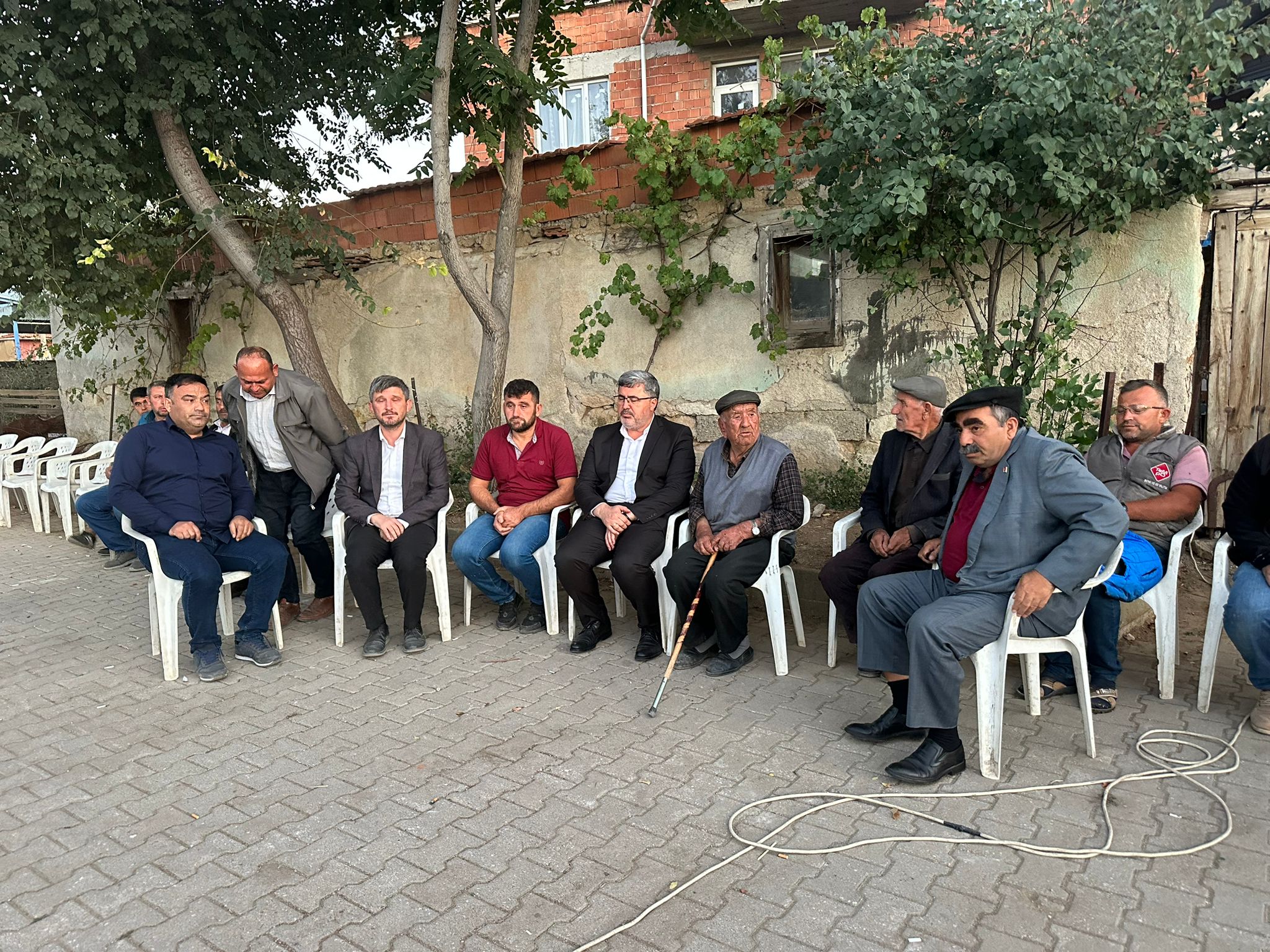 ÖZKAYA MUTLULUĞA VE ACIYA ORTAK OLDU