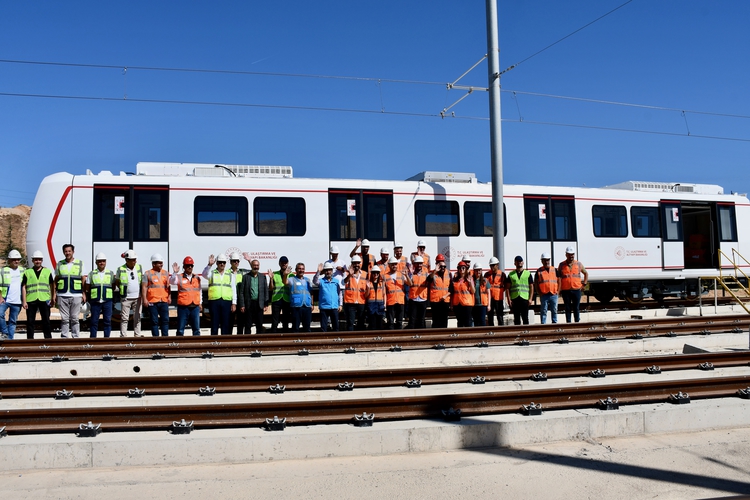 İLK YERLİ VE MİLLİ SÜRÜCÜSÜZ METRO ARACI RAYLARA İNDİ