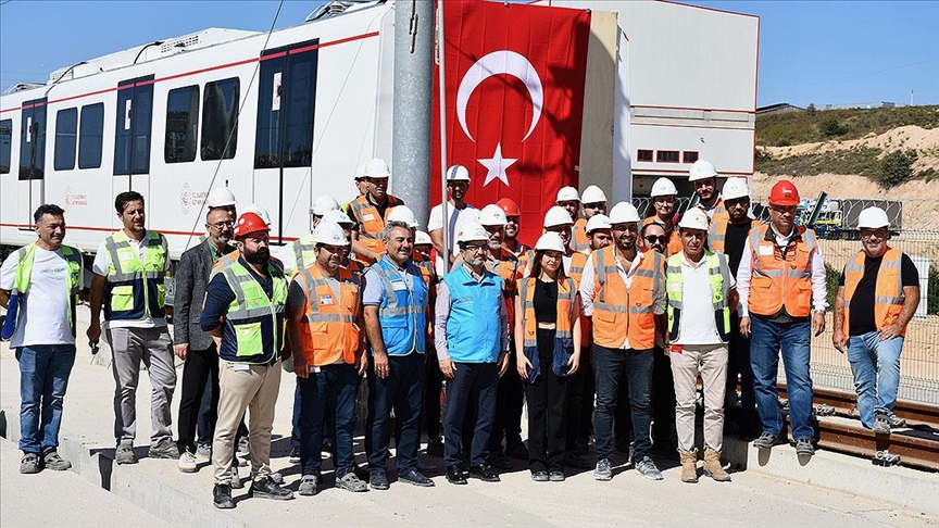 İLK YERLİ VE MİLLİ SÜRÜCÜSÜZ METRO ARACI RAYLARA İNDİ