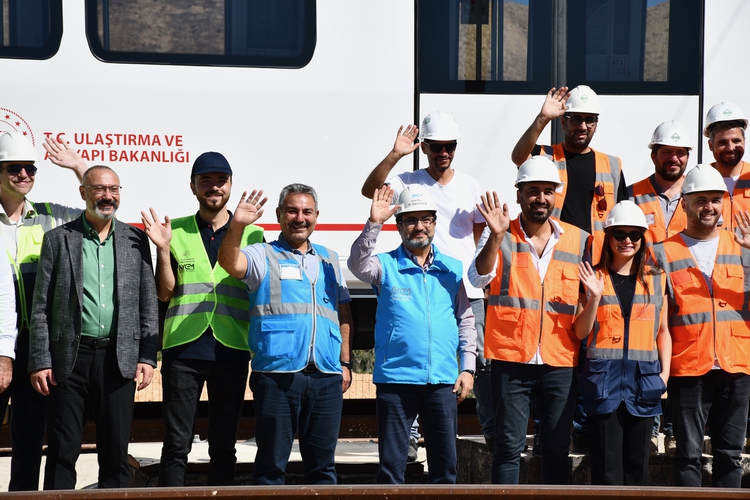 İLK YERLİ VE MİLLİ SÜRÜCÜSÜZ METRO ARACI RAYLARA İNDİ