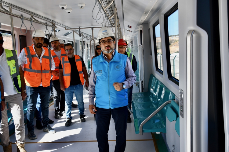 İLK YERLİ VE MİLLİ SÜRÜCÜSÜZ METRO ARACI RAYLARA İNDİ