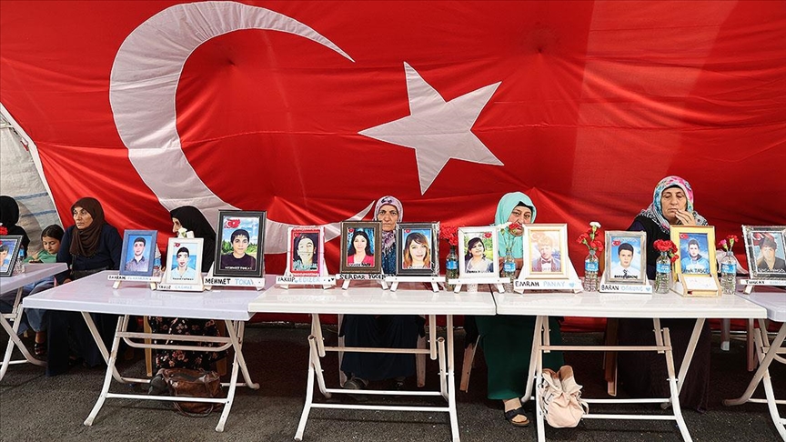 ANNELERİN EVLAT NÖBETİ SÜRÜYOR