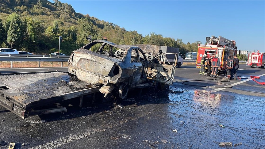 ANADOLU OTOYOLU'NDA ÇEKİCİ, TIRA ÇARPARAK YANDI