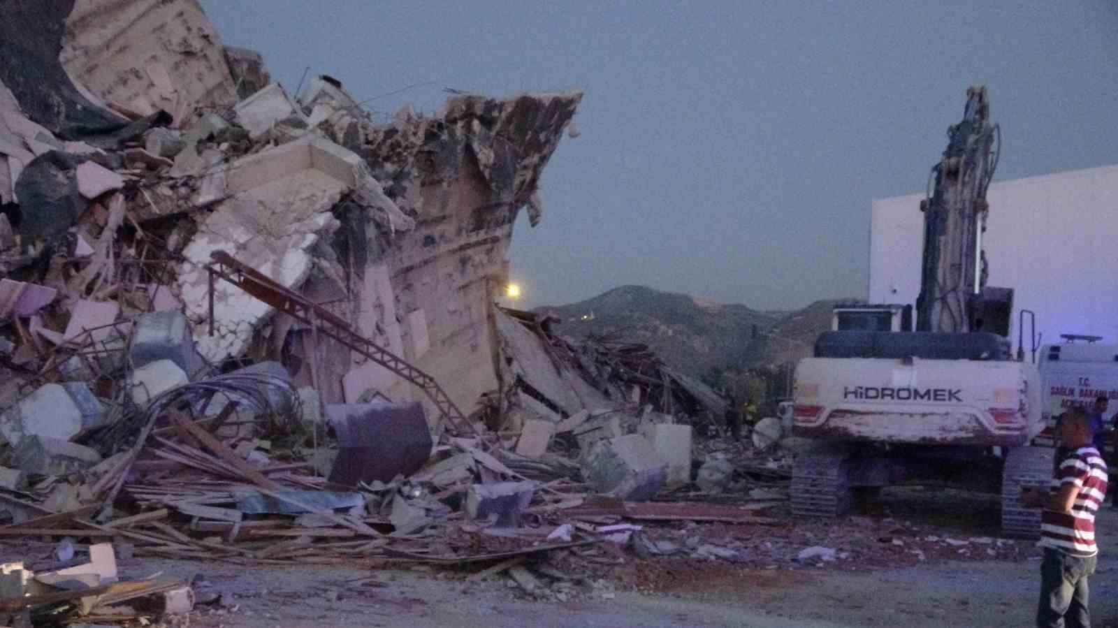 YIKIM SIRASINDA BİNA İŞ MAKİNASININ ÜZERİNE ÇÖKTÜ