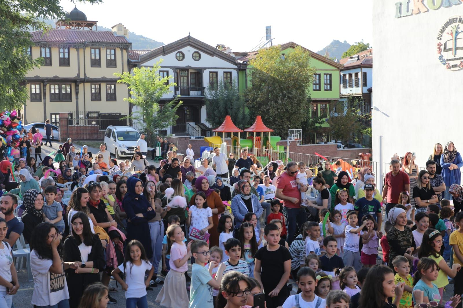 MİNİKLERİ MUTLU EDEN ETKİNLİK