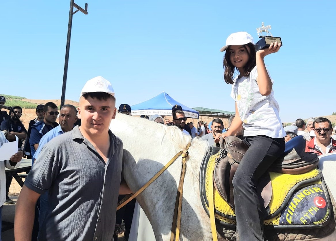 ‘RAHVAN AT YARIŞLARI’ BÜYÜK ÇEKİŞME İLE GEÇTİ