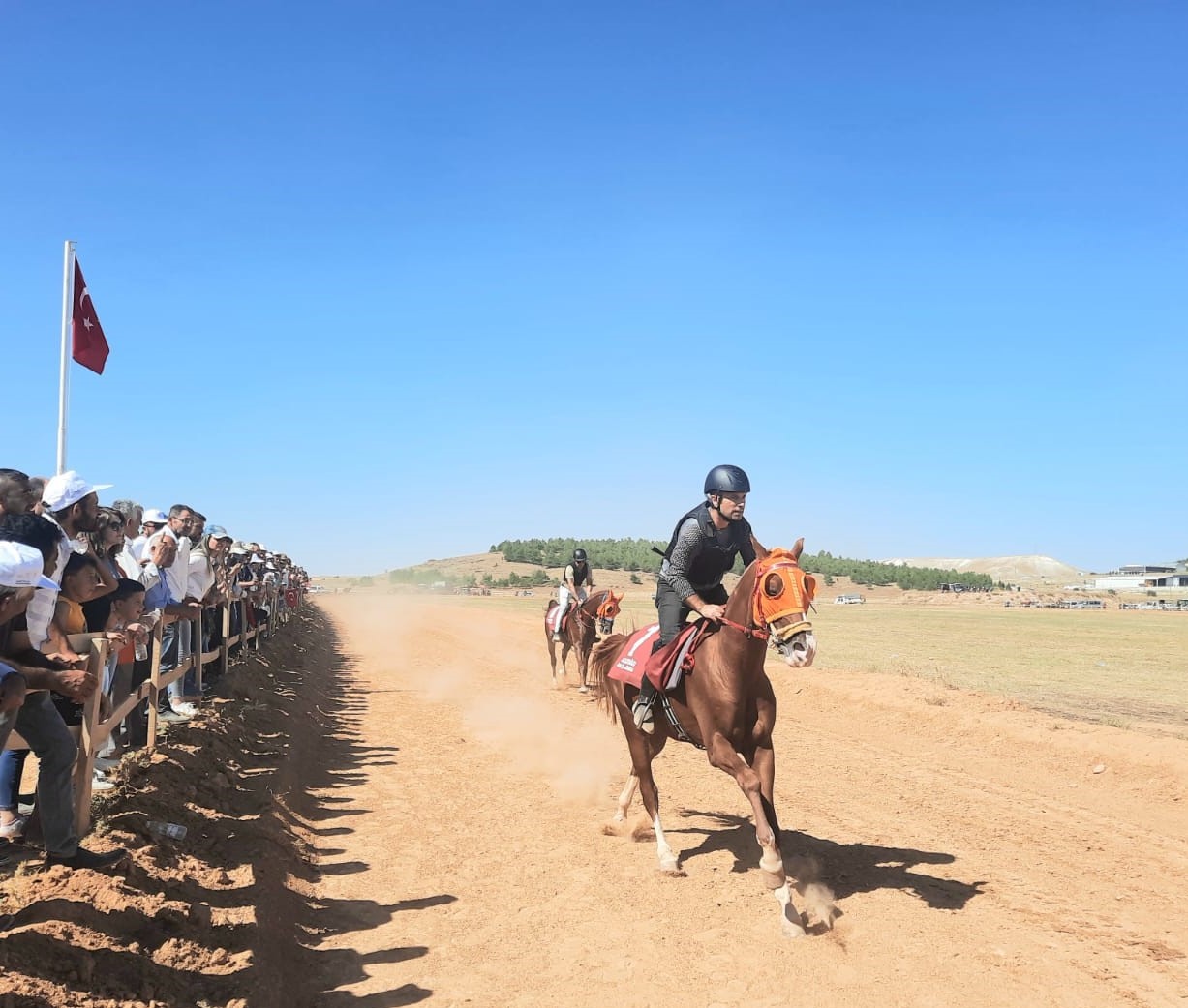 ‘RAHVAN AT YARIŞLARI’ BÜYÜK ÇEKİŞME İLE GEÇTİ